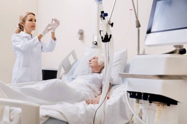 Vicdanlı yetkili doktor ilacı enjekte