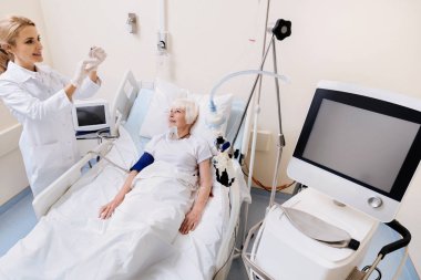 Bir şırınga kadar tutan deneyimli dikkatli doktor