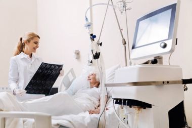 Zeki doktor ve hastasını tedavi ayrıntıları tartışıyor