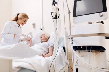 Samimi parlak doktor uygun yol alarak hap gösterilen