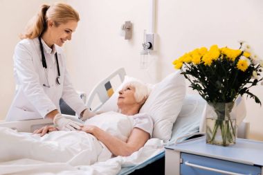 Büyüleyici nitelikli doktor hastasını güzel olacağını tahmin vermek