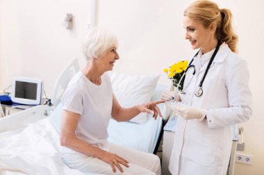 Güzel deneyimli doktor hasta yeni haplarını getiriyor