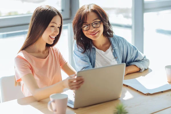 Birlikte çok mutlu pozitif öğrencileri