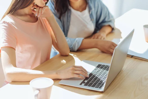 Närbild på en modern innovativ laptop — Stockfoto