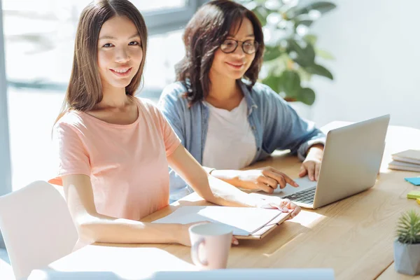 İyi bir ruh halinde olmak olumlu kız öğrenci