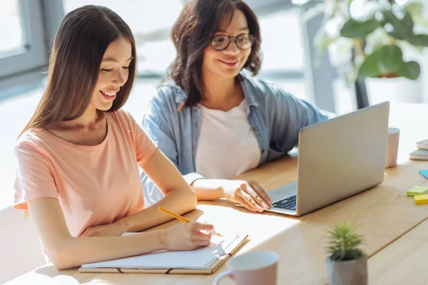 Güzel akıllı öğrenciler bir proje üzerinde çalışıyor