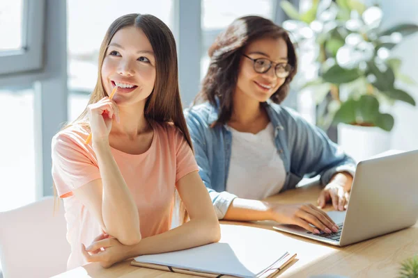 Glücklich schöne Studentin träumt — Stockfoto