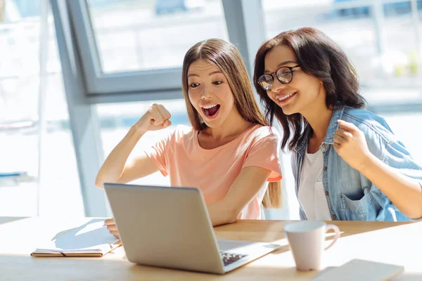 Mutlu mutlu kadın duygularını ifade etme