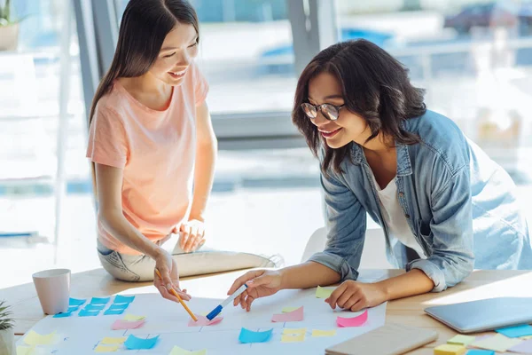 Neşeli mutlu kadın birlikte eğitim