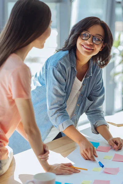Memnun akıllı kadın onun arkadaşı arıyor