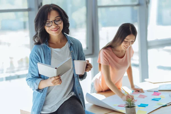 Defterini tutan hoş akıllı kadın