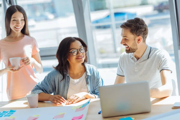 Neşeli yakışıklı erkek meslektaşı ile çalışma