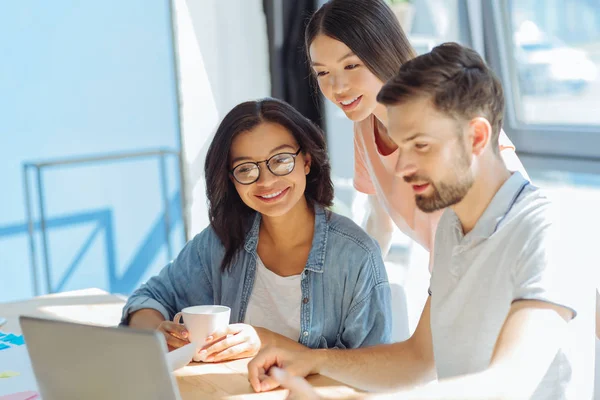 Jóvenes positivos trabajando juntos — Foto de Stock