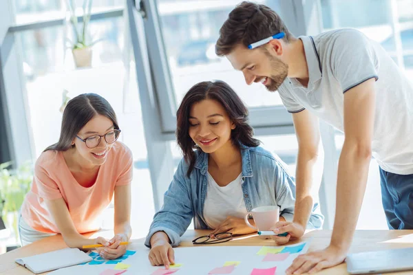 Vrolijke positieve mensen hun ideeën bespreken — Stockfoto