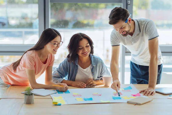 Onun fikri açıklayan neşeli akıllı adam