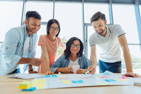 Bir proje üzerinde çalışıyor memnun profesyonel ekibi