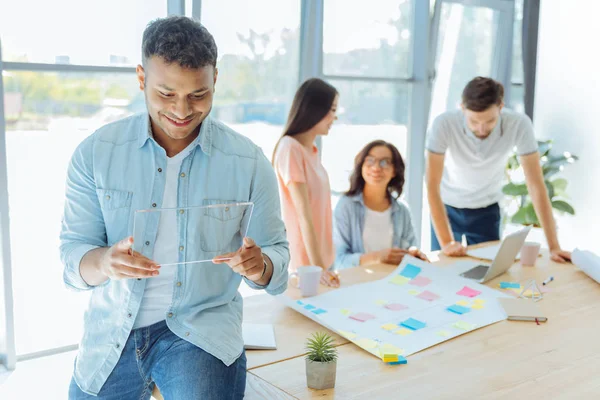 Encantado hombre positivo sosteniendo una tableta — Foto de Stock