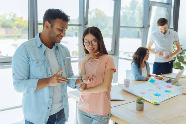 Modern teknoloji kullanan akıllı gençlerin