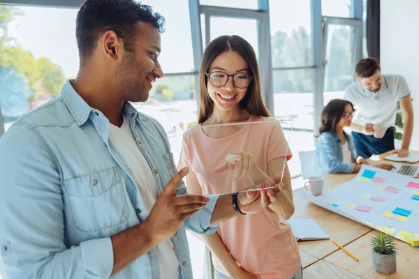 Blij positieve man een tablet tonen aan zijn collega — Stockfoto