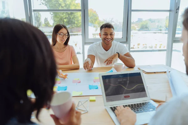 Aangename slimme collega's zitten tegenover elkaar — Stockfoto