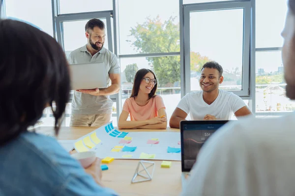 Fröhliche junge Leute, die ein Start-up gründen — Stockfoto