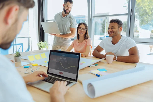 Aardige gezellige man zijn evenwicht controleren — Stockfoto