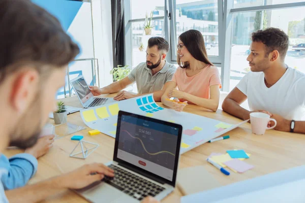 Jovens entusiasmados organizando uma startup — Fotografia de Stock