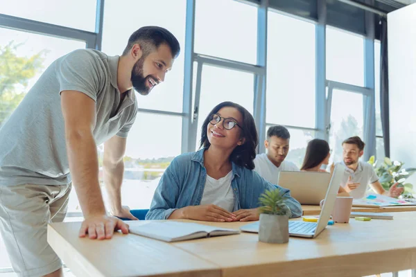 Encantado hombre inteligente diciendo su opinión — Foto de Stock