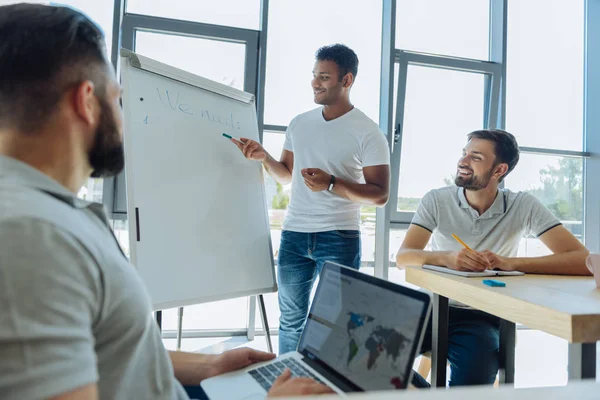 Gioiosi uomini piacevoli ascoltando il loro ufficiale di formazione — Foto Stock