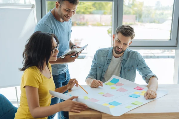 Personas creativas inteligentes que participan en el trabajo — Foto de Stock