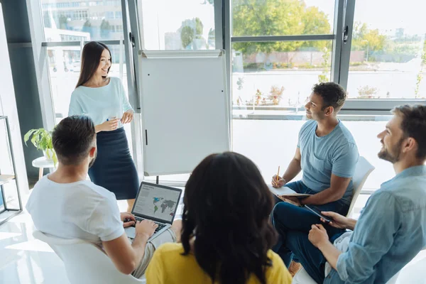 Mujer positiva feliz mirando a su grupo — Foto de Stock