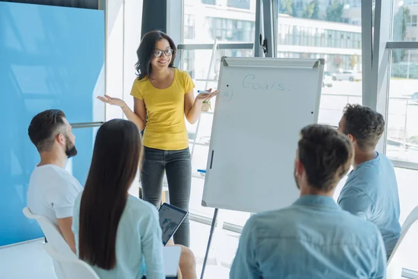 Glad positiv kvinna genomför ett seminarium — Stockfoto