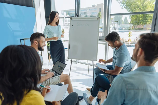 Bella gente intelligente ascoltare il loro ufficiale di formazione — Foto Stock