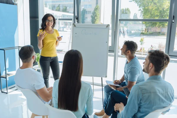 Mujer atractiva positiva compartiendo su experiencia — Foto de Stock