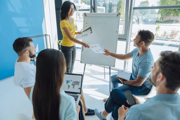 Angenehme nette Frau, die eine professionelle Ausbildung macht — Stockfoto