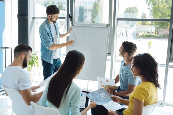 Inteligentny, przystojny mężczyzna, stojący w pobliżu flipchart — Zdjęcie stockowe