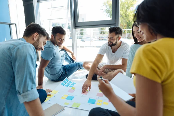 Orang-orang kreatif positif mendiskusikan proyek mereka — Stok Foto