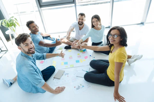 Gelukkige jonge mensen tonen duim omhoog gebaren — Stockfoto