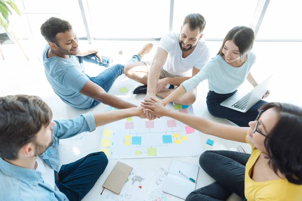 Gioiosa gente felice di essere pronti a lavorare — Foto Stock