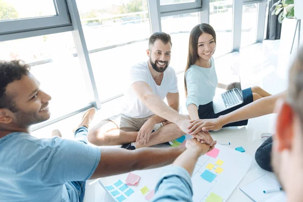 Equipo de jóvenes positivos listos para trabajar — Foto de Stock