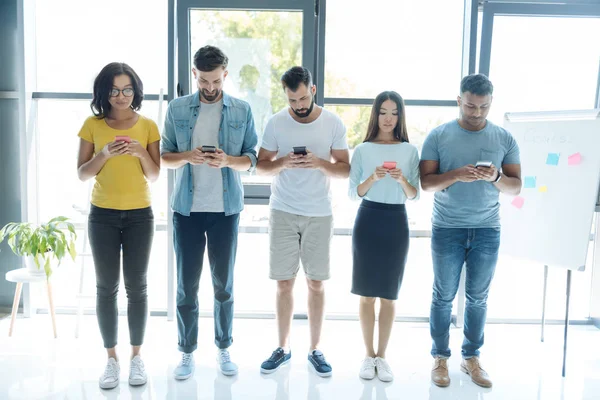 Üst üste duran güzel hoş insanlar