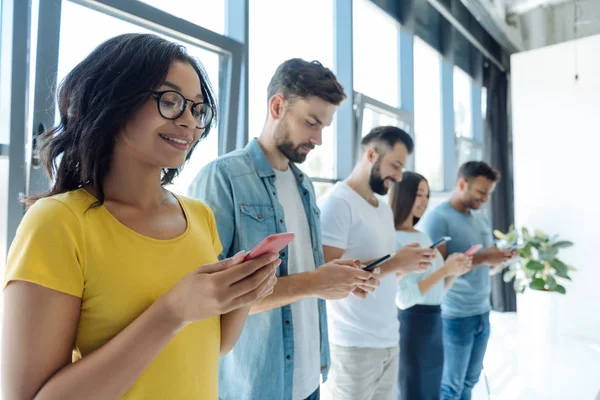 Neşeli iyi insanlar kendi smartphones içinde dahil olmak