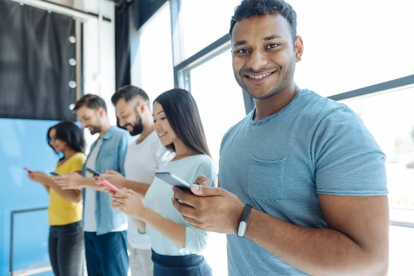 Sana bakarken yakışıklı genç