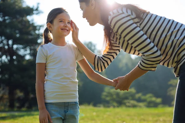 Nazik anne kızı yanağını okşayarak