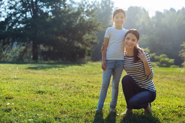 Felice madre e figlia in posa nel parco — Foto Stock