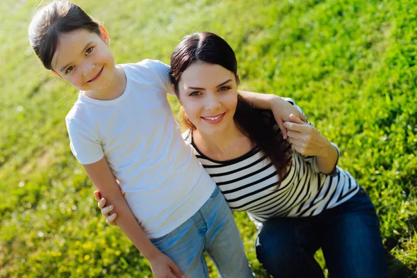 Doce mãe e filha posando durante o passeio no parque — Fotografia de Stock