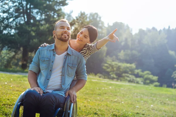 Karısı onun Engelli kocalarının dikkatini bir şey için mesafe çizim