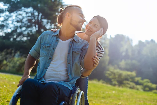 Gülümseyen adam Engelli hanımları yanağını okşama