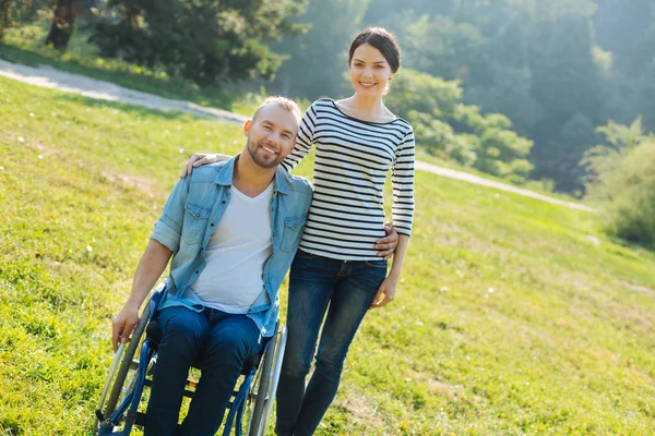 Çayırda poz hoş genç Çift