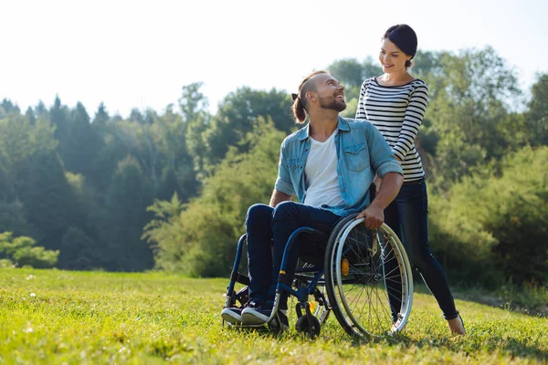 Człowiek z niepełnosprawnością i jego żona wymiana miłości wygląda — Zdjęcie stockowe